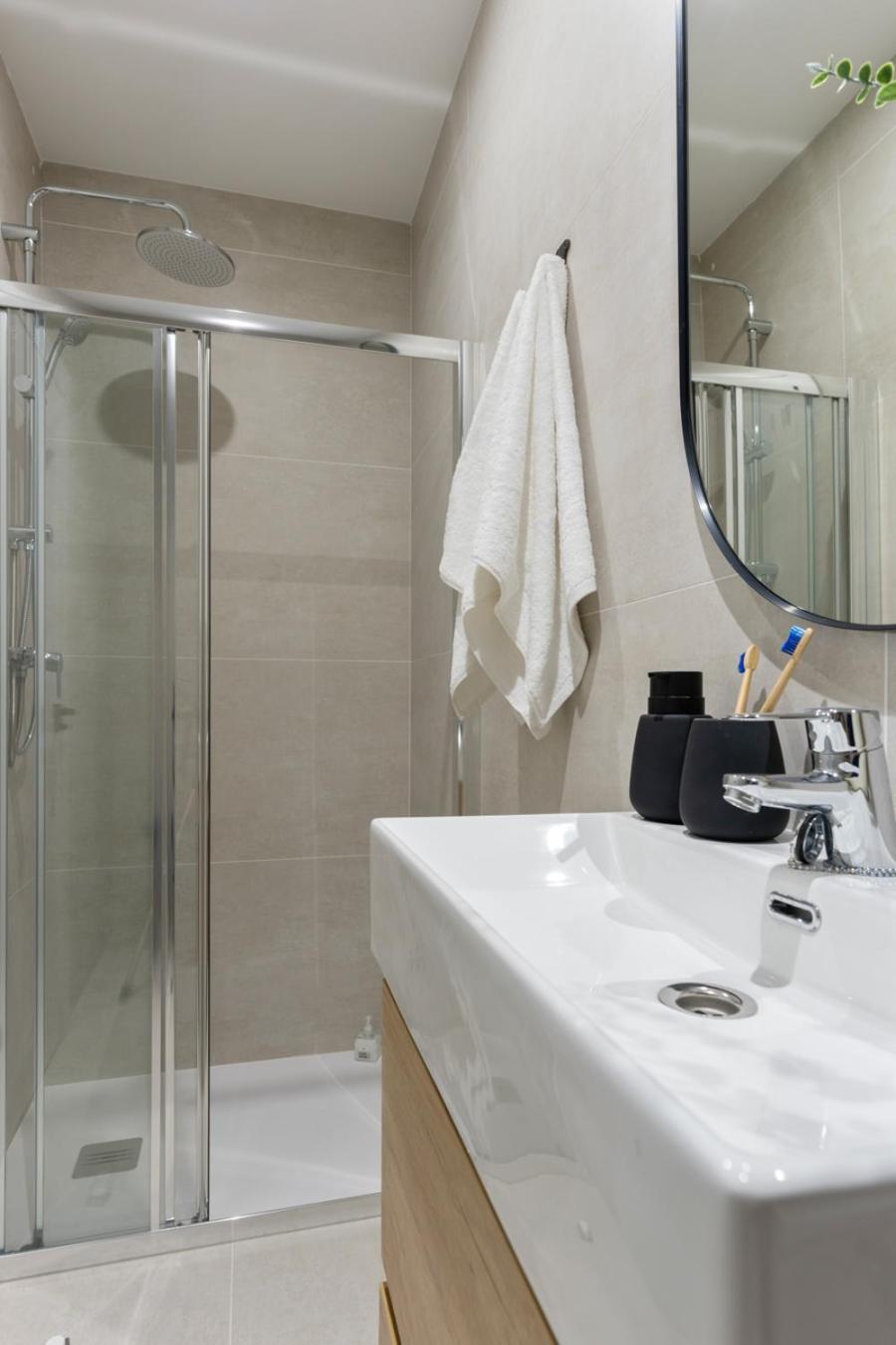 Matisse, Totalmente Reformado Y Modernista Apartment Gijón